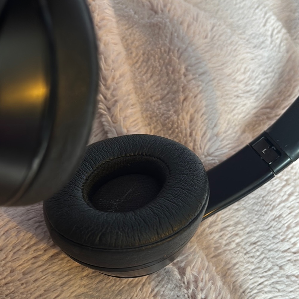 Beats Solo 3 Black Wireless Headphones - Picture 8 of 8